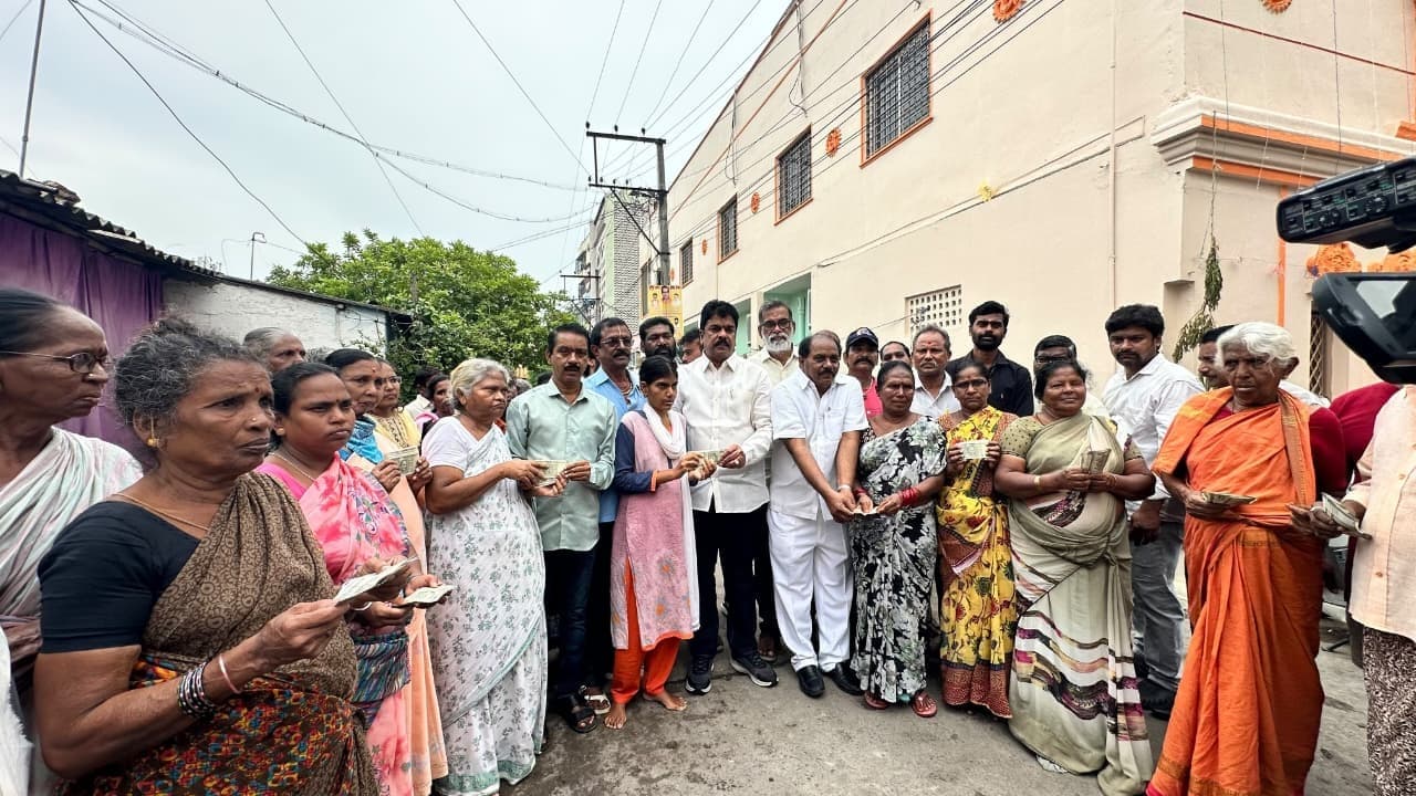 ఎన్టీఆర్ భరోసా పింఛన్ల పంపిణీలో ఎమ్మెల్యే బొండా ఉమా