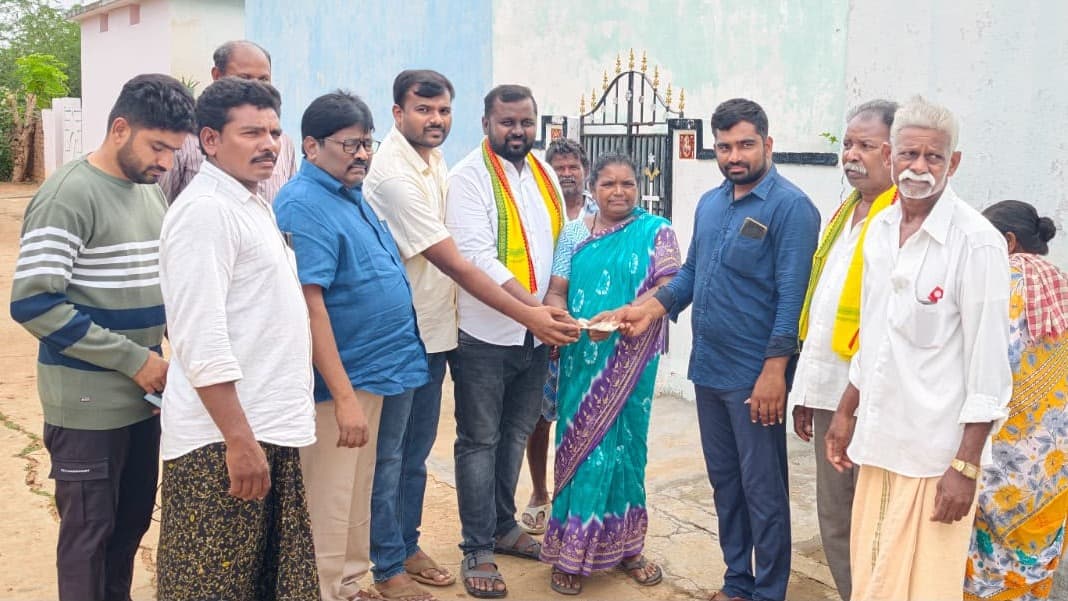 ఎన్టీఆర్ భరోసా పింఛన్లు పంపిణీ చేసిన సుందర్ రెడ్డి