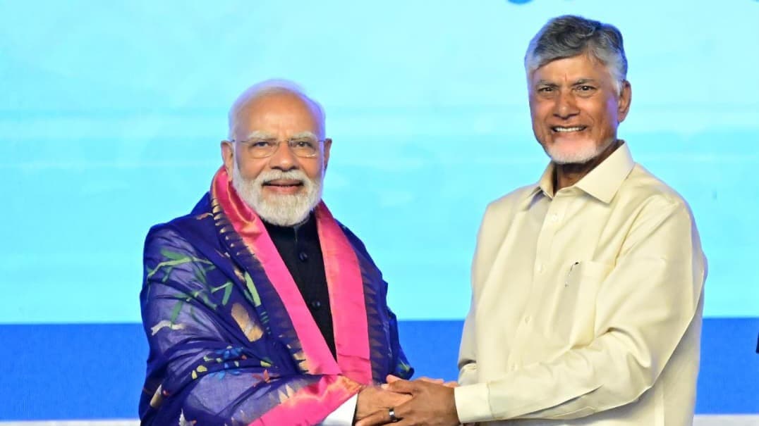 పొందూరు ఖాదీ శాలువాతో ప్రధాని మోదీకి సత్కారం