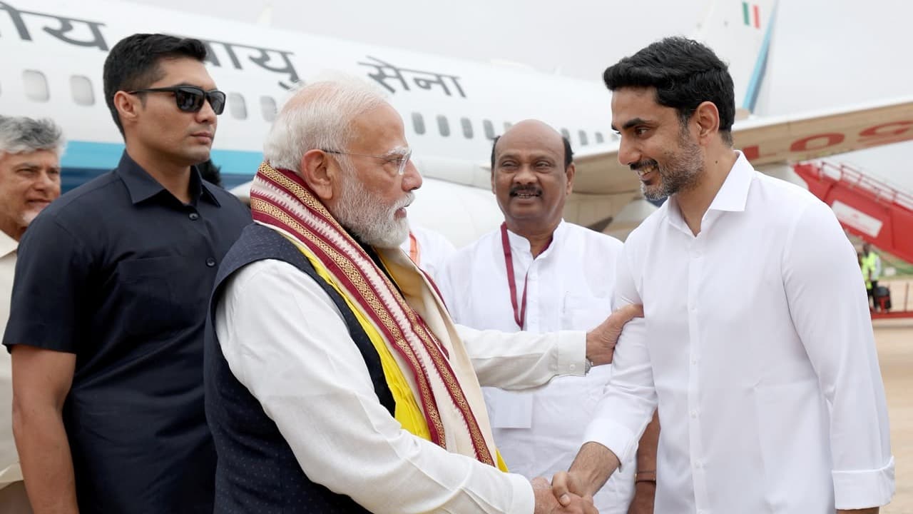 మంత్రి నారా లోకేష్ భుజం త‌ట్టిన ప్ర‌ధాని మోదీ..!