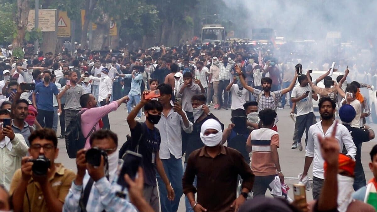 బీజేపీ విమర్శలకు విద్యార్థిని ఉర్వశి వ్యంగ్య సమాధానం