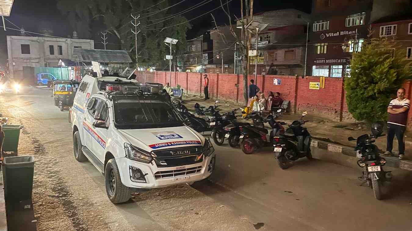 కశ్మీర్‌లో వలస కార్మికుల హత్యలపై రాజకీయ దుమారం