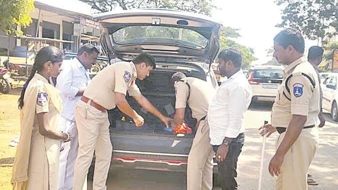 వేమూరులో వాహన తనిఖీలు..
