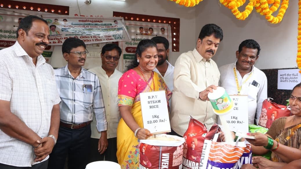 బొండా ఉమ చేతుల మీదుగా రూ.52కే బియ్యం కేంద్రం ప్రారంభం