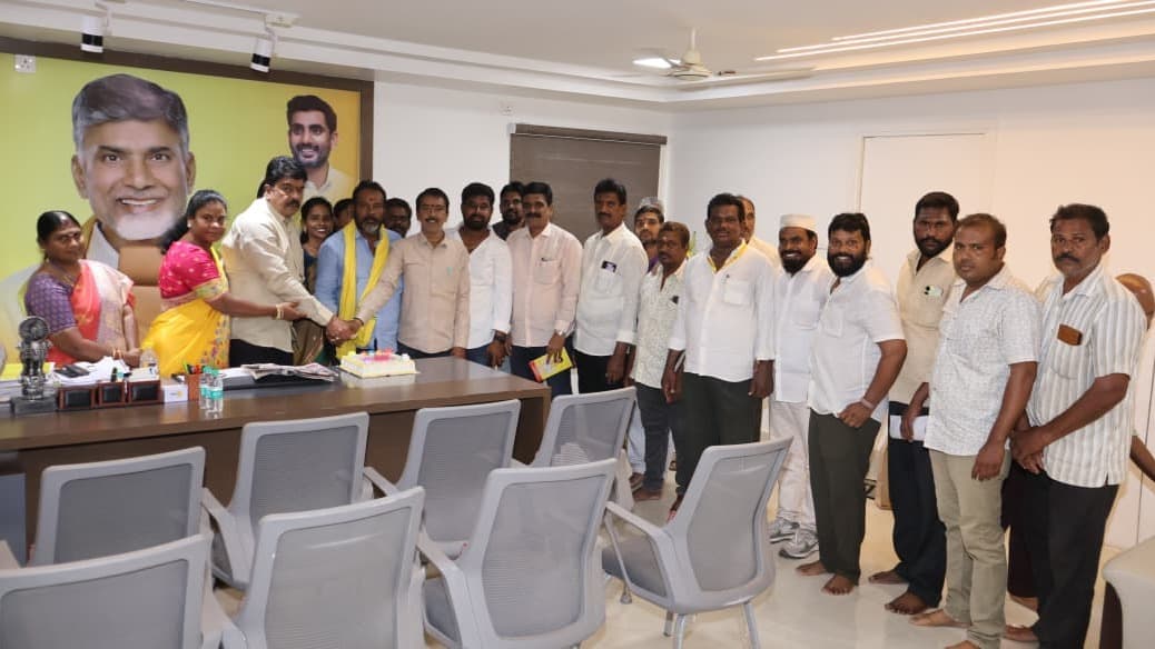 ఎంపీ కేశినేని చిన్ని జన్మదిన వేడుకలు నిర్వహించిన బొండా ఉమా