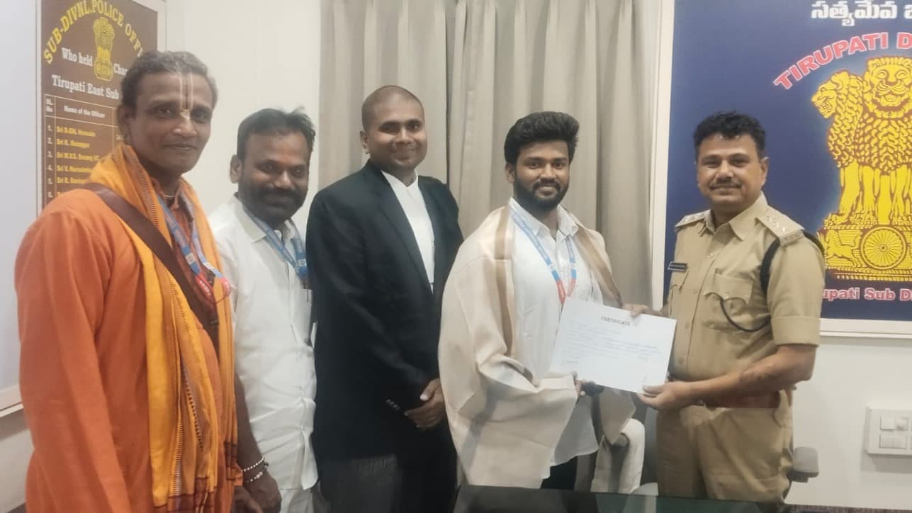 జర్నలిస్టుల అభివృద్ధికి ప్రెస్ క్లబ్ సేవలు అభినందనీయం: డీఎస్పీ