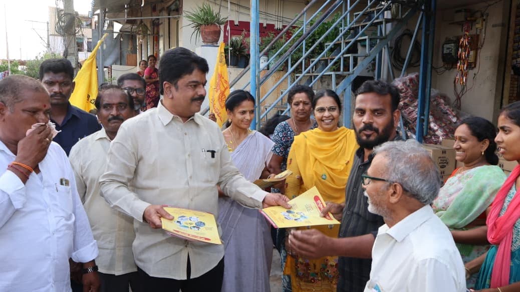 ఇంటింటికి తెలుగుదేశానికి ప్రజల నుంచి విశేష ఆదరణ: బొండా ఉమా