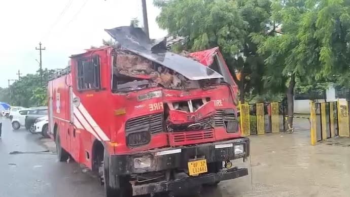 నోయిడా చిప్ ఫ్యాక్టరీలో భారీ అగ్నిప్రమాదం.. ఇద్దరు అగ్నిమాపక సిబ్బంది మృతి
