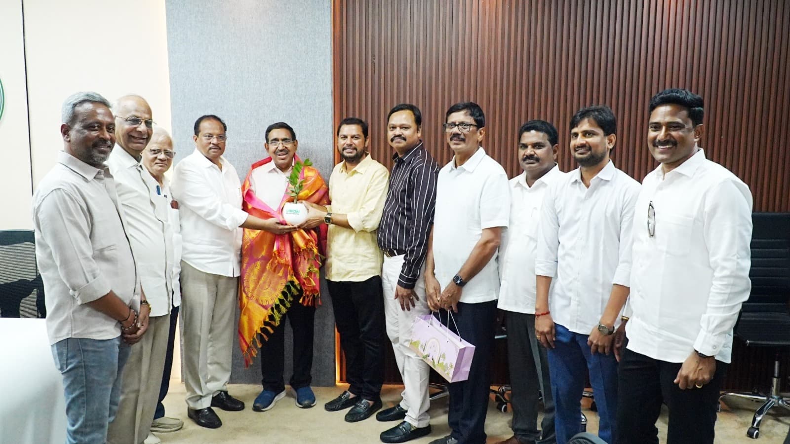 మంత్రి నారాయణను కలిసిన క్రెడాయ్ ప్రతినిధులు..