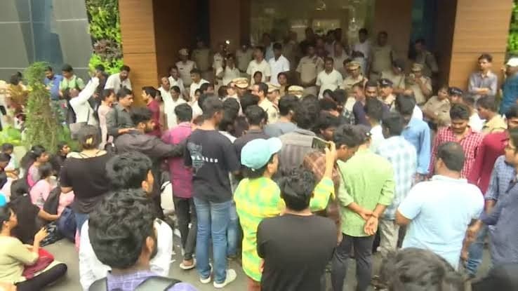 ఆంధ్రా యూనివర్సిటీలో విద్యార్థుల ఆందోళన..