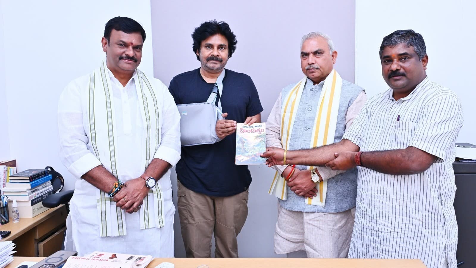 పవన్ కళ్యాణ్‌ను కలిసిన బీజేపీ నేత శివ్ ప్రకాష్