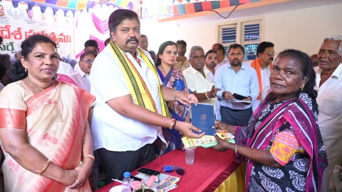 రైతులకు ప్రభుత్వ రాజముద్రతో పట్టా పాస్ పుస్తకాలు