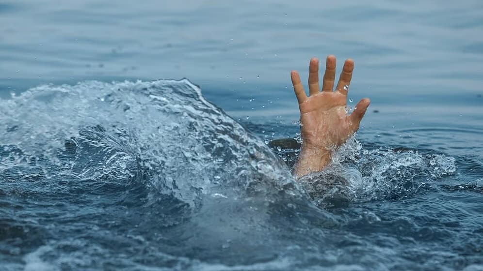 గుజరాత్ సముద్రంలో విషాదం..