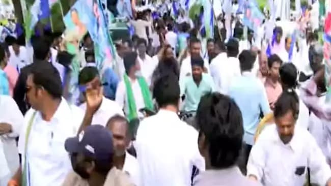 జగన్ పర్యటనలో వైసీపీ కార్యకర్తల అత్యుత్సాహం..