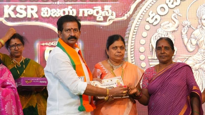 గోకవరంలో ఘనంగా బంగారు వరలక్ష్మి కానుక: కంబాల శ్రీనివాసరావు