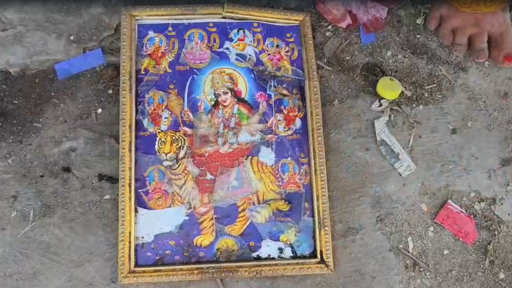 హిందూ దేవుళ్ల పటాలను ధ్వంసం చేసిన వైసీపీ శ్రేణులు..!