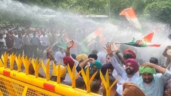 పేపర్ లీకులపై ఆందోళన.. చండీగఢ్‌లో ఉద్రిక్తత