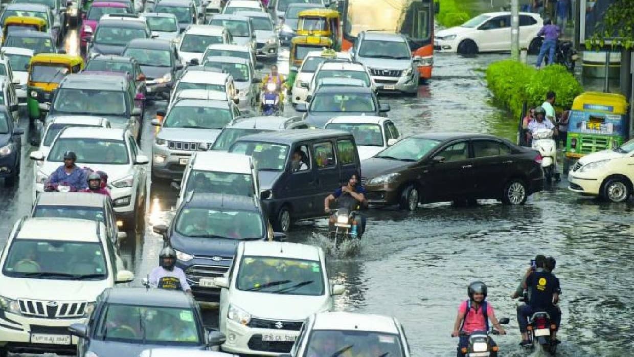 భారీ వర్షం వేళ గురుగ్రామ్‌లో ట్రాఫిక్ నియంత్రణకు పోలీసుల చర్యలు