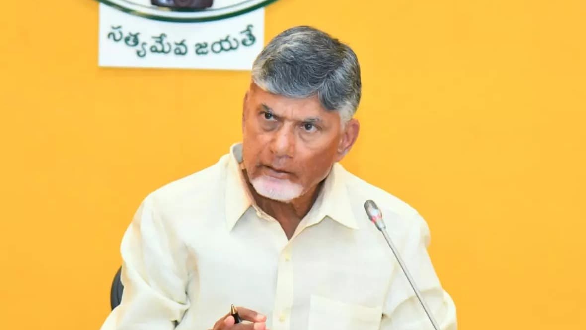 రాజకీయాల ముసుగులో నేరాలు చేస్తున్నారు: చంద్రబాబు