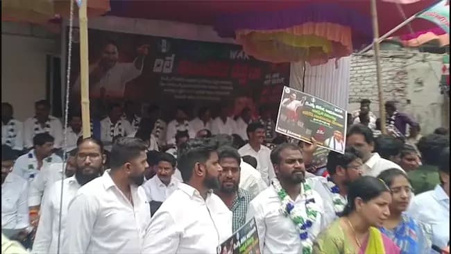 బుద్దా వెంకన్న నేతృత్వంలో వైకాపా దీక్షపై టీడీపీ ఆందోళన..!