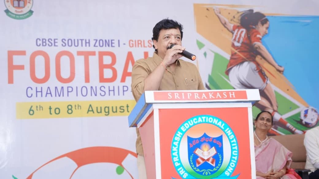 క్రీడాస్ఫూర్తితో ముందుకు సాగాలి: మంత్రి కందుల దుర్గేష్