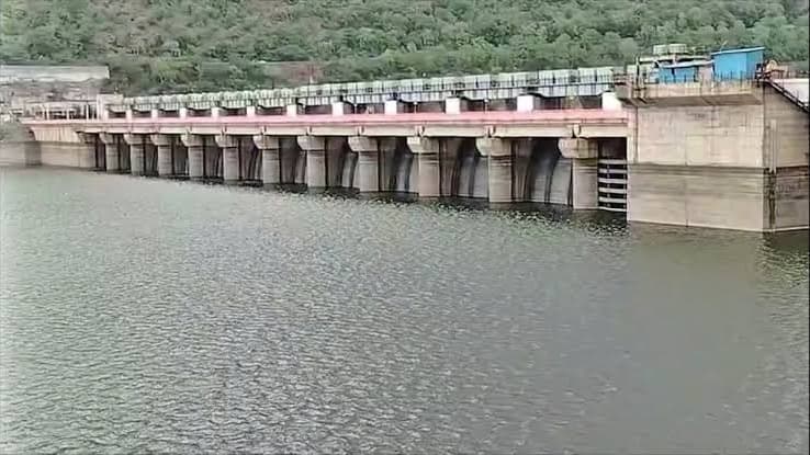 శ్రీశైలం జలాశయానికి కొనసాగుతున్న వరద ప్రవాహం..!