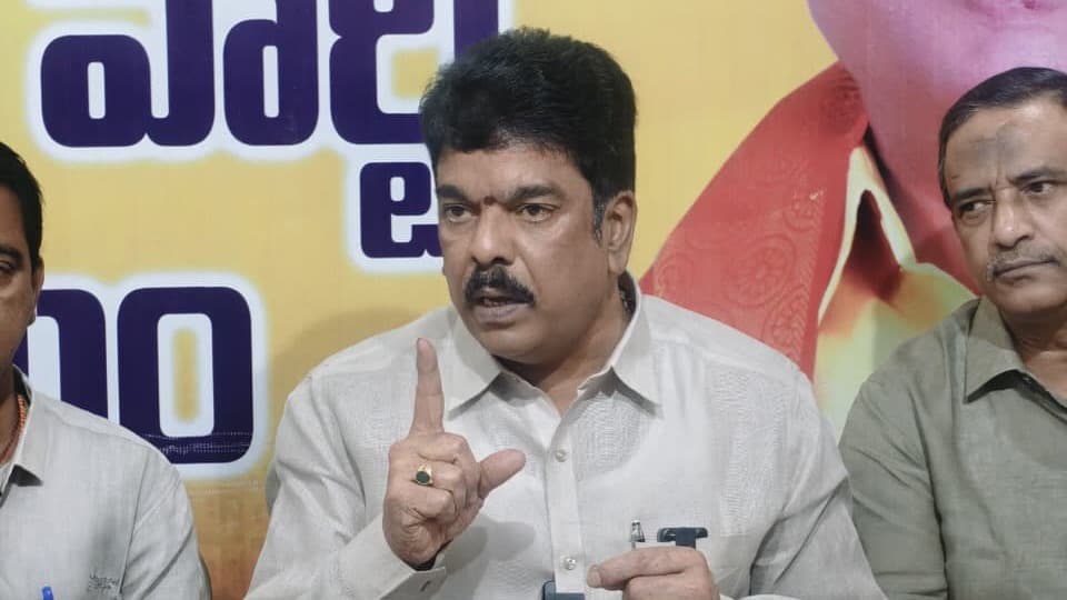 డీఎస్సీపై వైసీపీ తప్పుడు ప్రచారం: బొండా ఉమా
