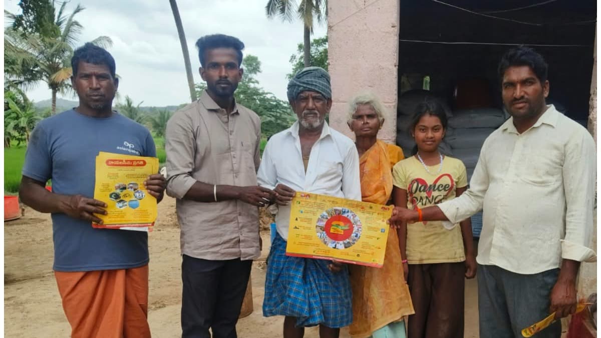 చెక్కునత్తంలో రాజగోపాల్ ఇంటింటి టీడీపీ బాట!
