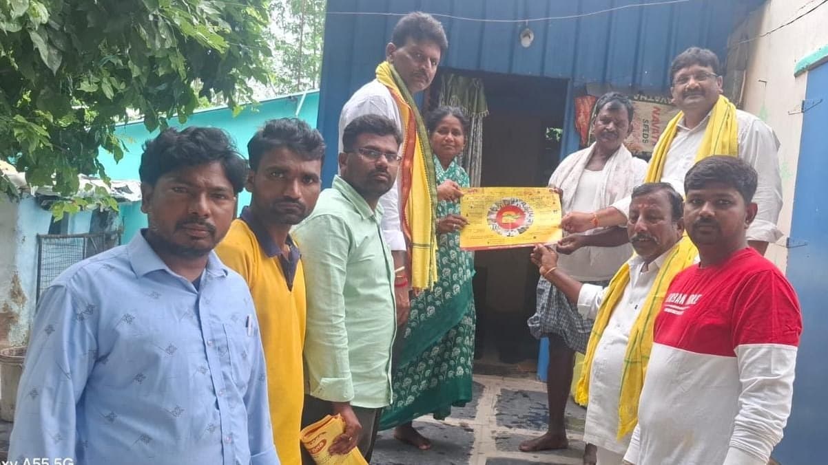 కౌతాళం ఎస్సీ కాలనీలో టీడీపీ ఇంటింటి ప్రచారం