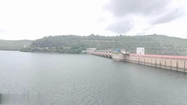 శ్రీశైలం జలాశయానికి తగ్గిన వరద..