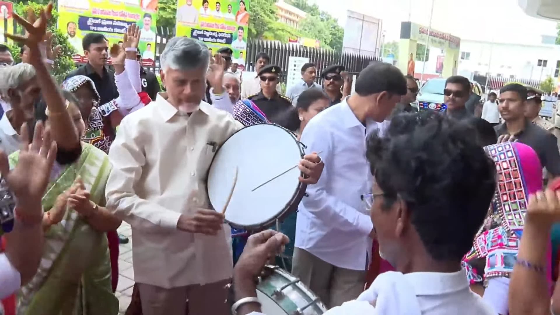 ఆదివాసి దినోత్సవ కార్యక్రమంలో పాల్గొన్న సీఎం చంద్రబాబు