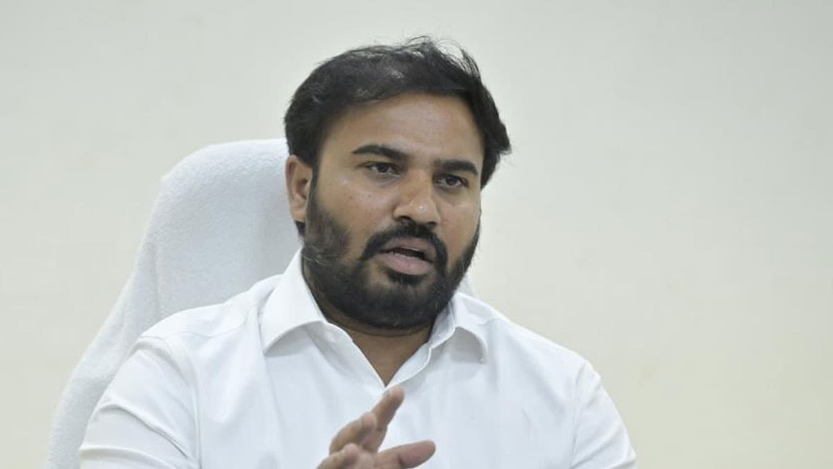 మెగా డీఎస్సీపై వైసీపీ కుట్రలు చేస్తోంది: రవినాయుడు