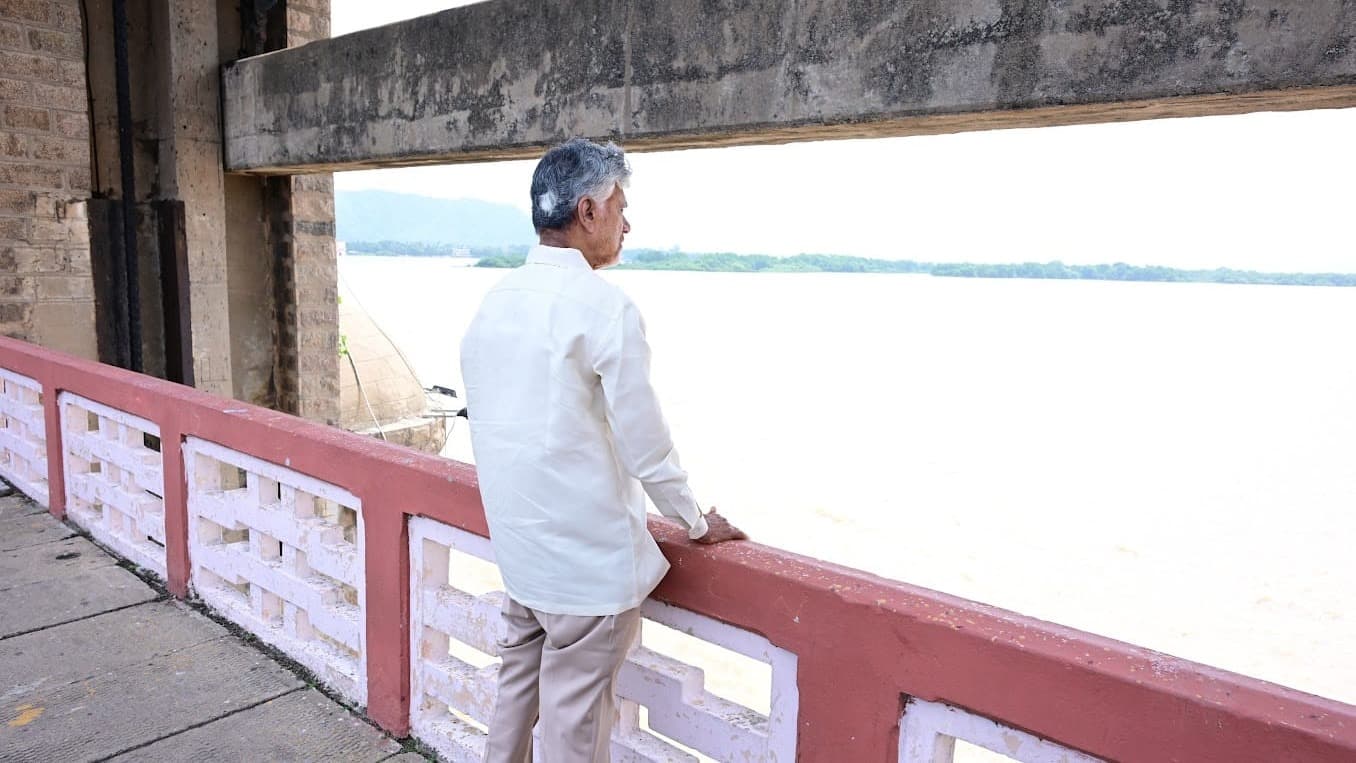 ప్రకాశం బ్యారేజ్ వద్ద నీటిని పరిశీలించిన సీఎం చంద్రబాబు