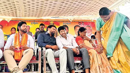 వైకాపా నేతతో తెదేపా నేతల వేదిక పంచకం
