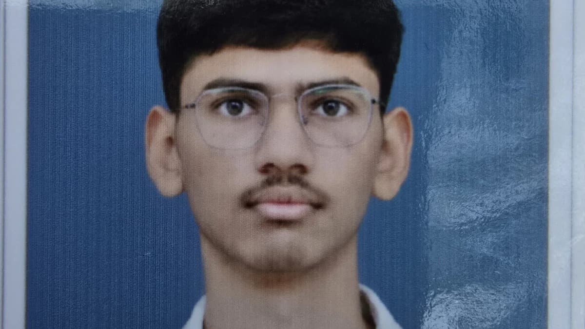 రాగింగ్‌ వేధింపులతో వైద్య విద్యార్థి మృతి.. నలుగురు సస్పెండ్