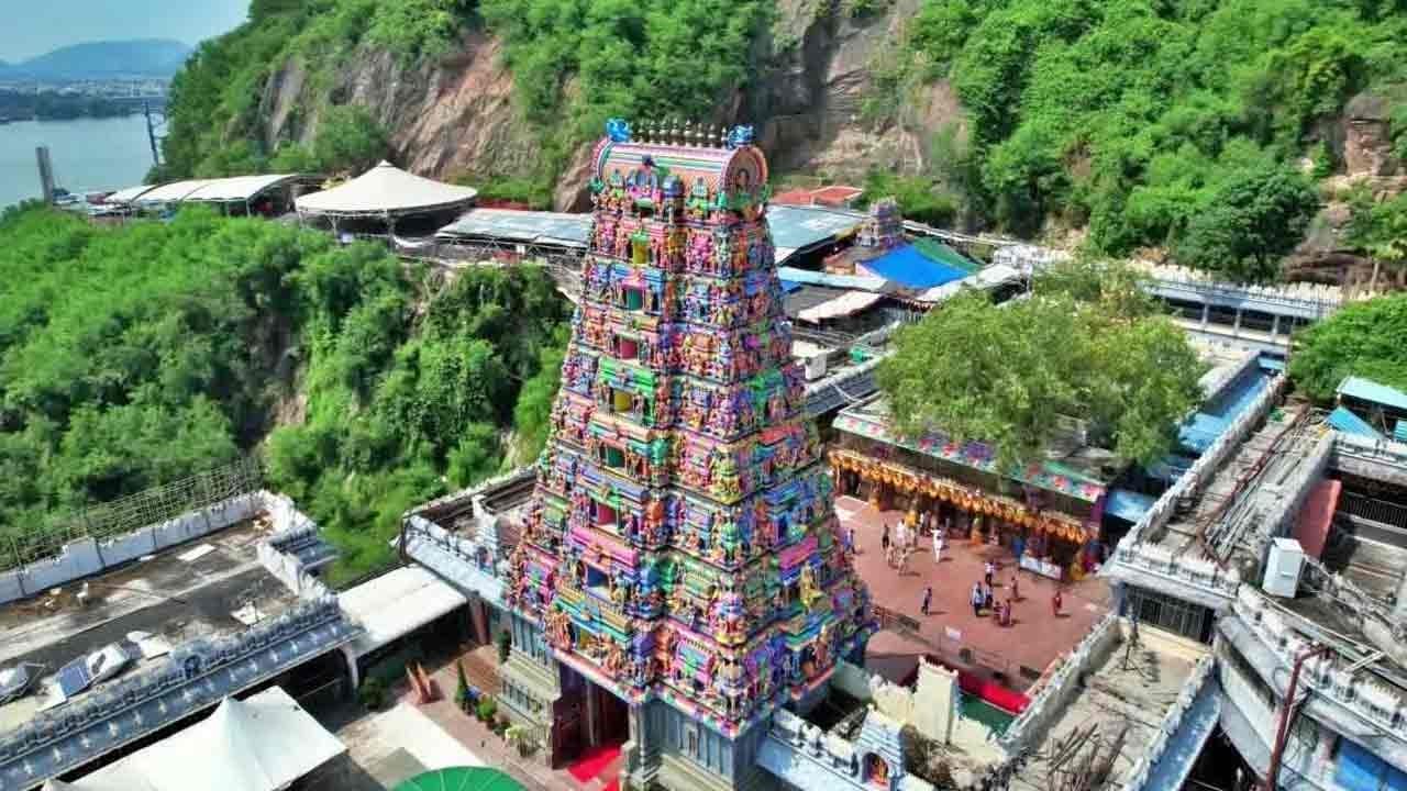 భక్తుల మనసు గెలిచిన దుర్గగుడి..