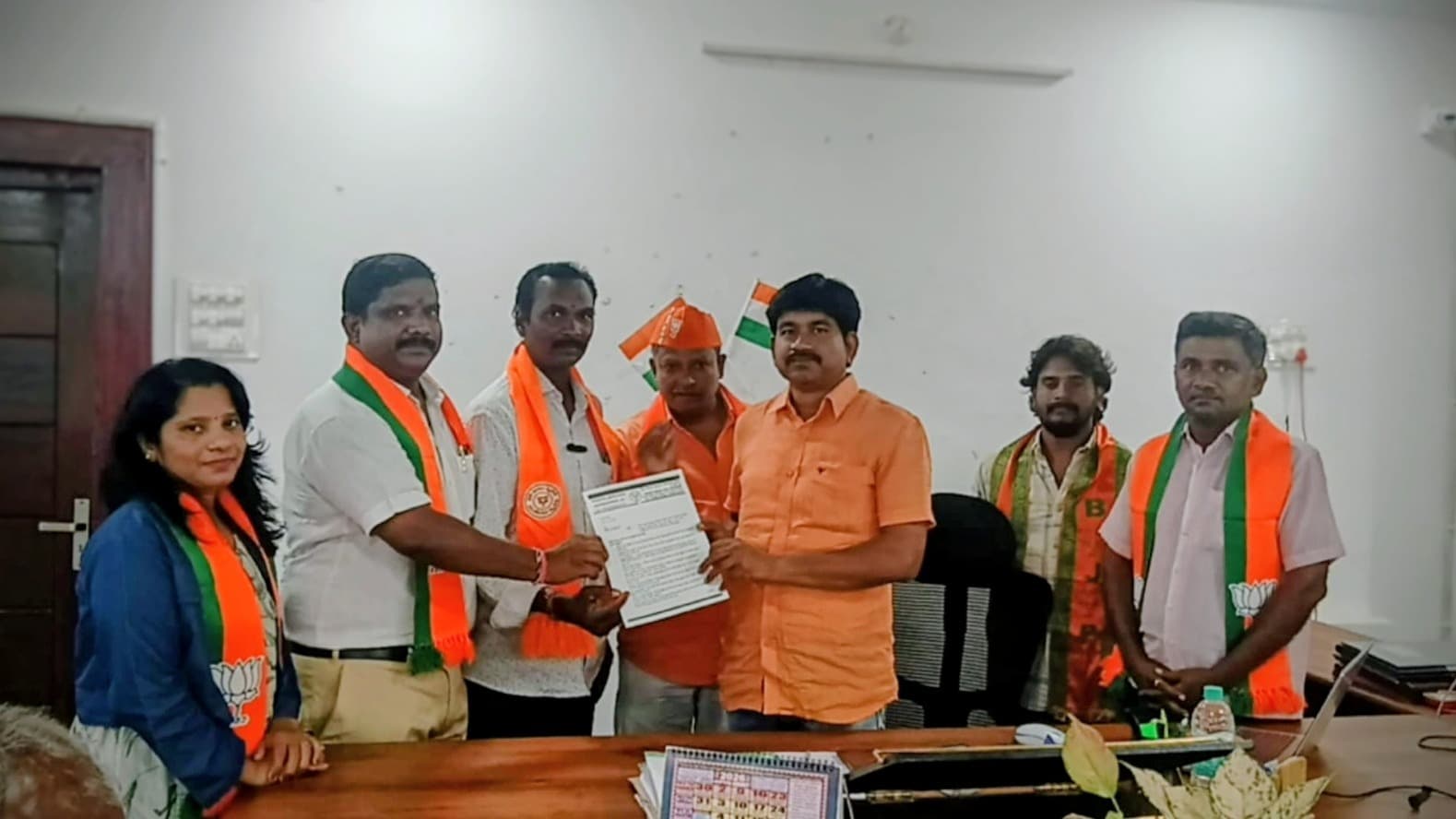 చేనేత కార్మికుల సమస్యల పరిష్కారానికి జనతా వారధి వినతి