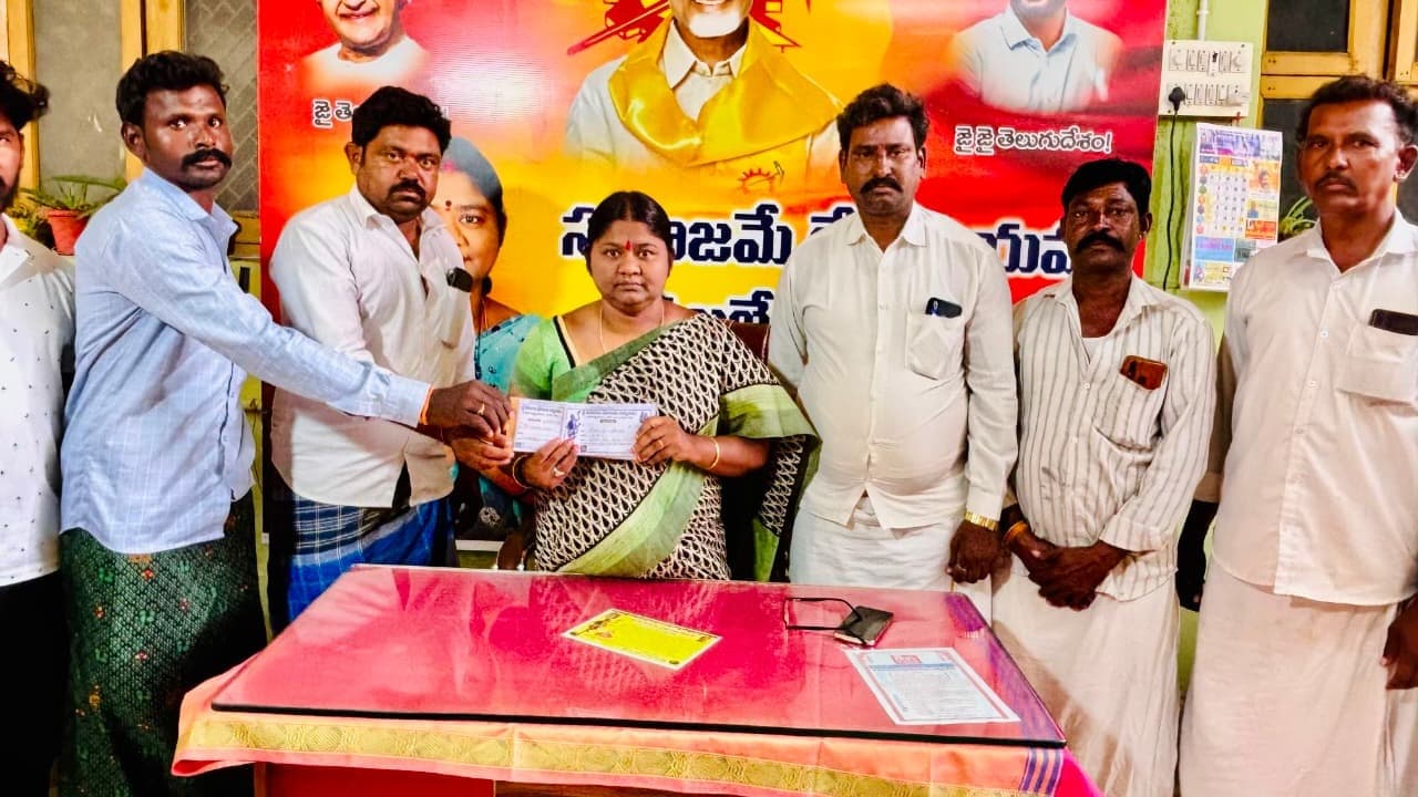 కనకదాసు విగ్రహానికి గుడిసె ఆది కృష్ణమ్మ విరాళం