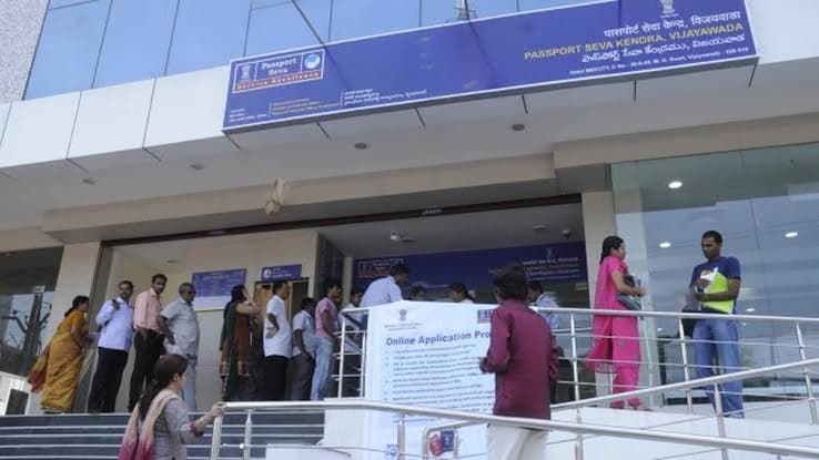 విజయవాడ పాస్‌పోర్ట్ కార్యాలయంలో సర్వర్లు మొరాయింపు