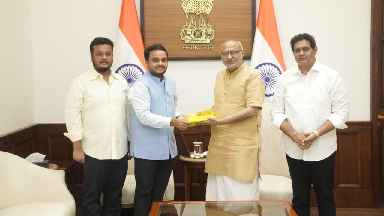 ఉపరాష్ట్రపతి సి.పి.రాధాకృష్ణన్‌ను కలిసిన చింతకాయల విజయ్