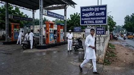 పలమనేరు పెట్రోల్ బంక్ నుంచి ఖైదీ పరారీ..