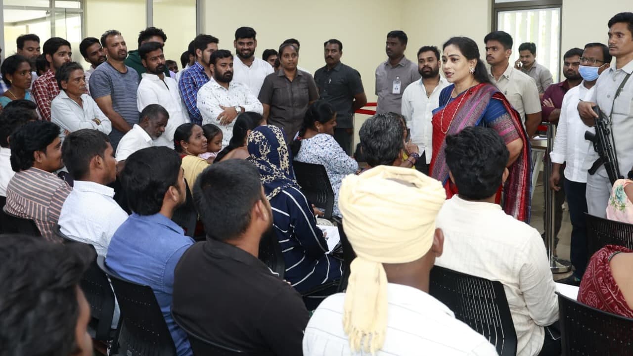 మంగళగిరిలో 65 వినతులు స్వీకరించిన హోంమంత్రి అనిత