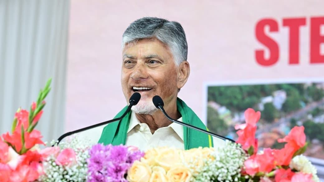 అమరావతి కోసం రైతులకు చంద్రబాబు పాదాభివందనం