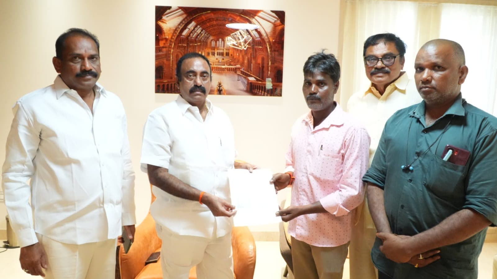 అనారోగ్య బాధిత కుటుంబానికి అండగా ఎమ్మెల్యే దగుమాటి