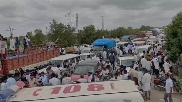 జగన్‌ కర్నూలు పర్యటనలో ట్రాఫిక్‌ అంతరాయం
