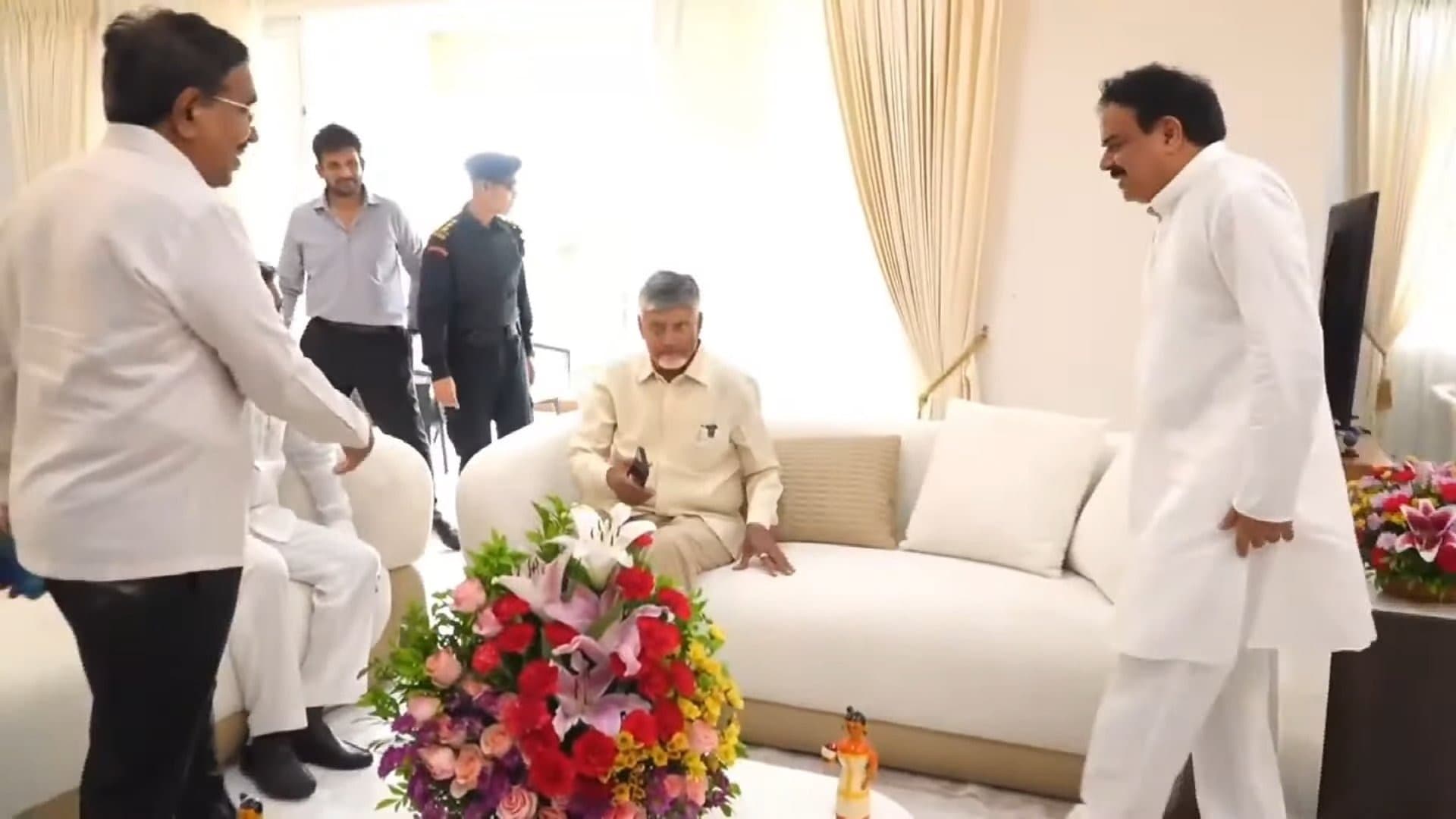 అమరావతిలో ఎమ్మెల్యే, ఎమ్మెల్సీ భవనాలను పరిశీలించిన చంద్రబాబు