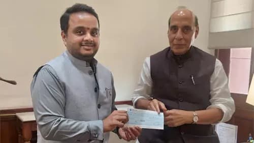 జవాన్ల కుటుంబాలకు విజయ్‌ తొలి జీతం విరాళం