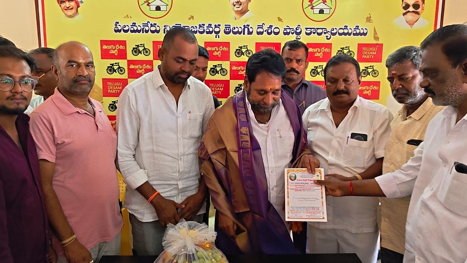 గౌతు లచ్చన్న జయంతికి ఎమ్మెల్యే అమరనాథ రెడ్డికి ఆహ్వానం