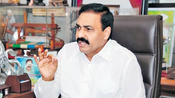 కాకాణి గోవర్ధన్‌రెడ్డిపై భూ అక్రమాల ఆరోపణలు