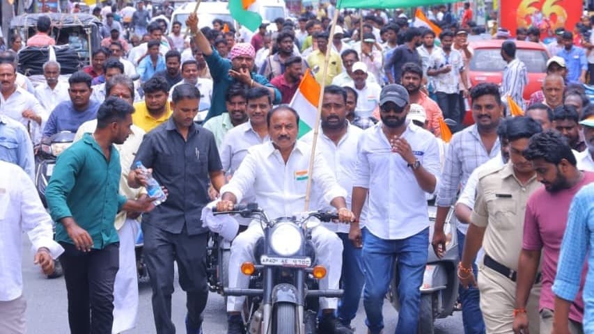 చీరాలలో మాలకొండయ్య ఆధ్వర్యంలో ఘనంగా తిరంగ బైక్ ర్యాలీ